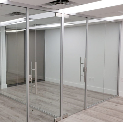 Χωρίσματα γυαλιού Frameless πορτών άξονα ανοίξεων πατωμάτων με το εξαιρετικά σαφές μονωμένο γυαλί