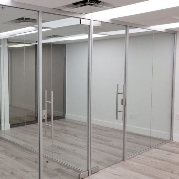 Χωρίσματα γυαλιού Frameless πορτών άξονα ανοίξεων πατωμάτων με το εξαιρετικά σαφές μονωμένο γυαλί